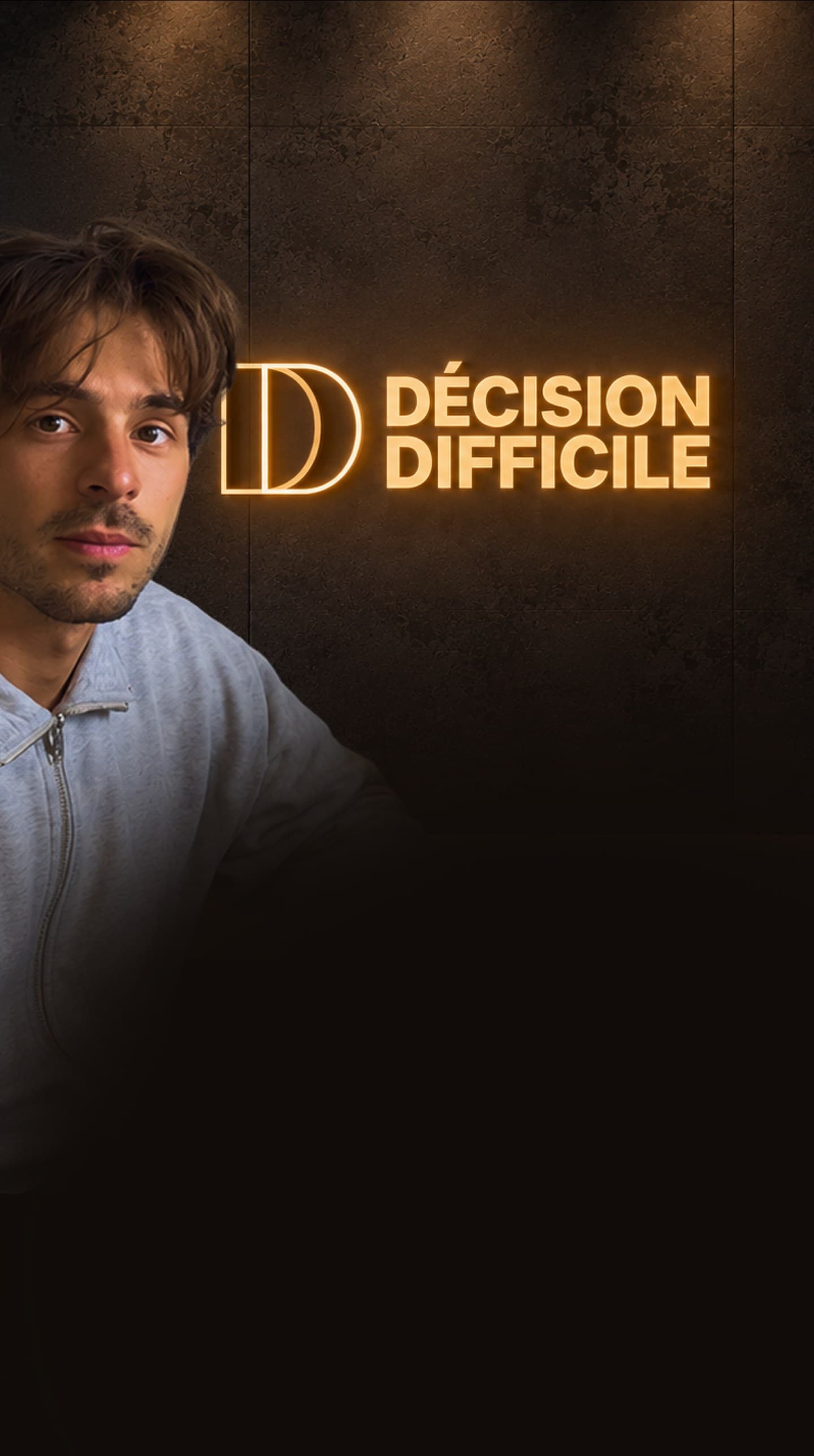 Vincent devant l'enseigne lumineuse Décision Difficile